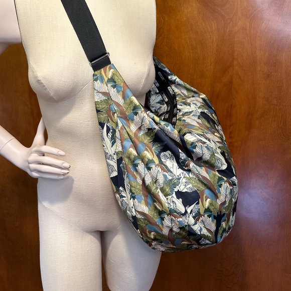 LeSportsac Jungle Animal HUGE Cross-Body Hobo Bag - Picture 5 of 14